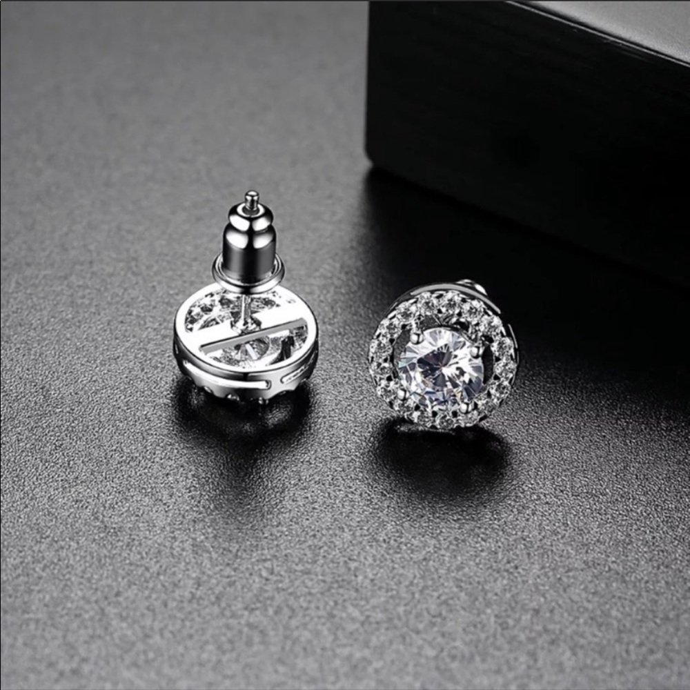 Diamond💎NEW 18K White Gold Round Stud Earrings - Picture 3 of 7